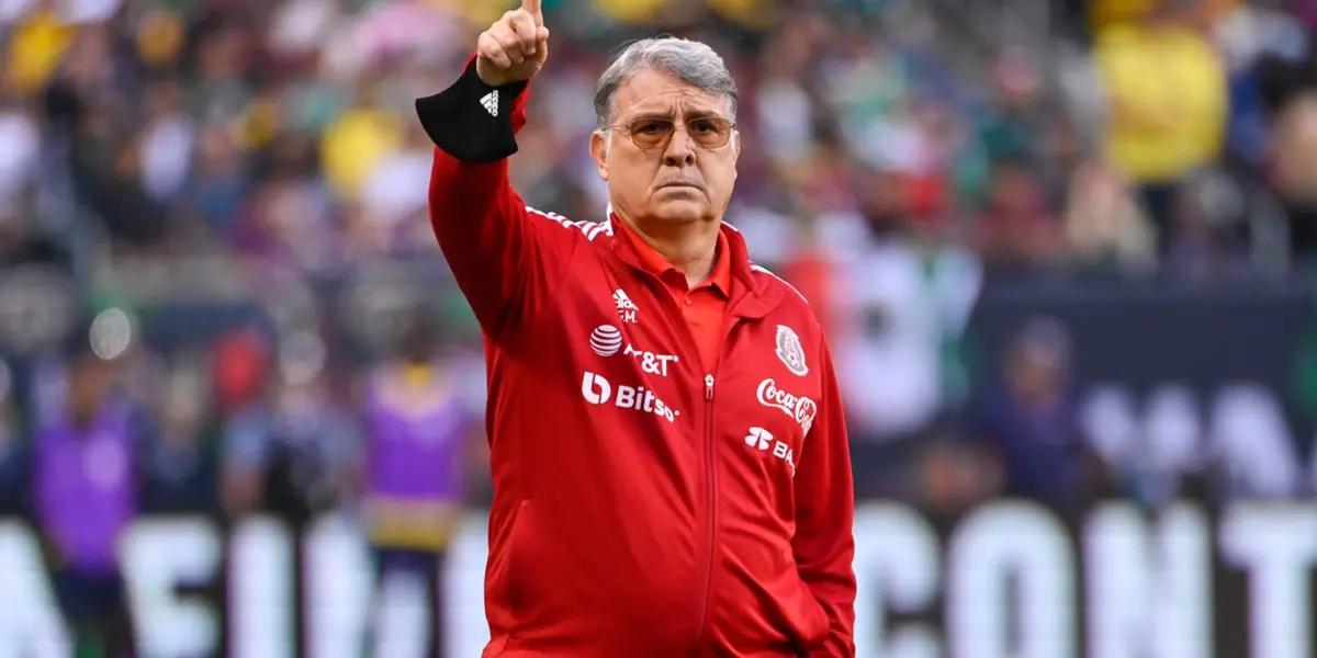Gerardo Martino wearing the red Mexican national team sport sweater. (Source: Mediotiempo)