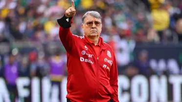 Gerardo Martino wearing the red Mexican national team sport sweater. (Source: Mediotiempo)