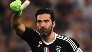 Gianluigi Buffon with the Juventus jersey. (Source: El Telégrafo)