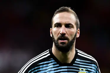 Gonzalo Higuaín has had some remarkable teammates in his career. Discover how many world-renowned players Gonzalo Higuaín has played with