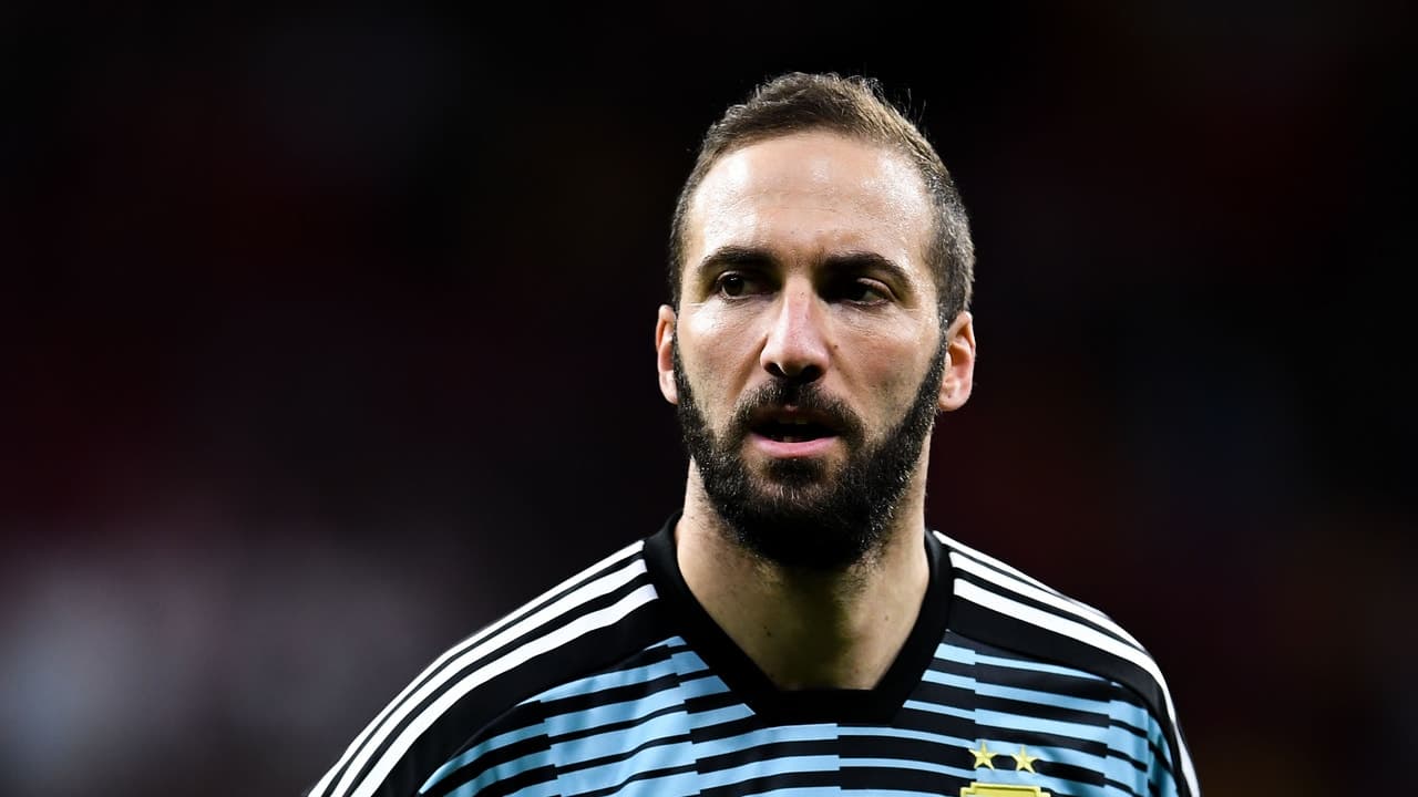 Gonzalo Higuaín has had some remarkable teammates in his career. Discover how many world-renowned players Gonzalo Higuaín has played with
