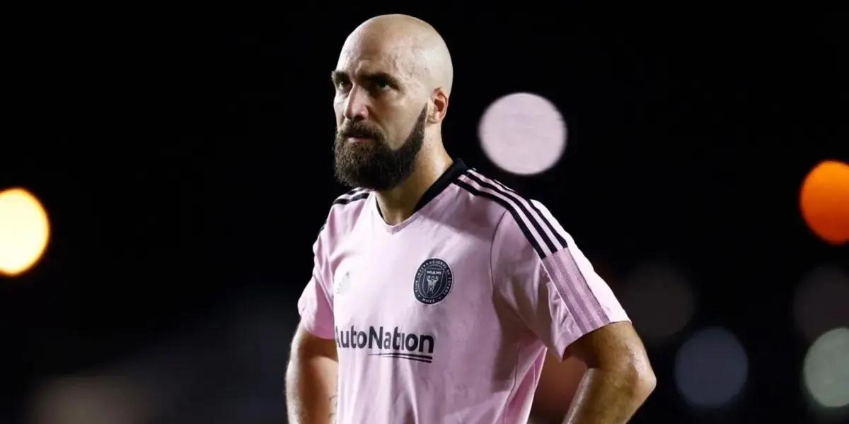 Gonzalo Higuaín has to make an important decision in his career