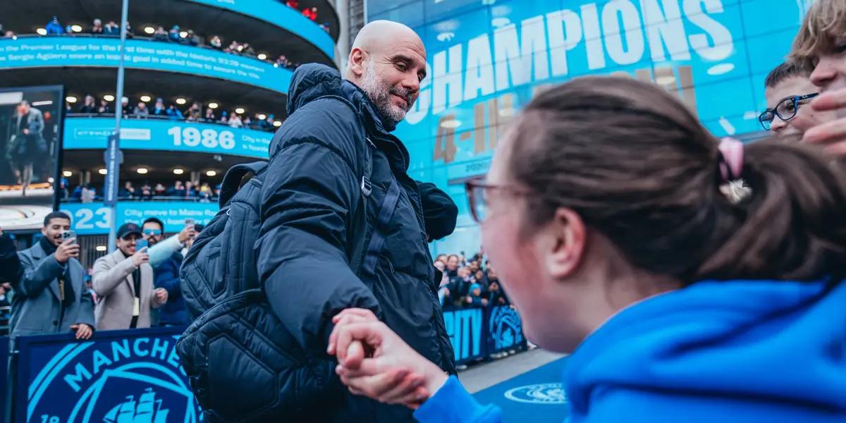 Guardiola showed off alleged fans who always come up to him to ask for autographs