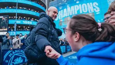 Guardiola showed off alleged fans who always come up to him to ask for autographs