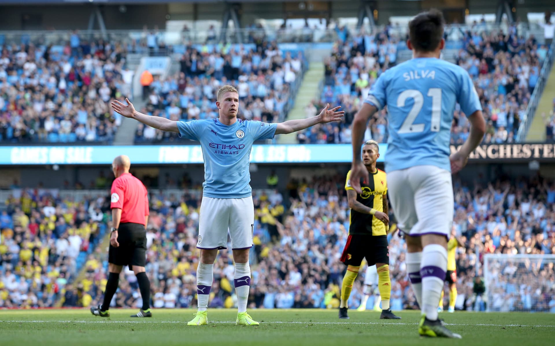 Guardiola's team won with goals from Bernardo Silva and De Bruyne and were only one point behind Liverpool. Meanwhile, Cristiano Ronaldo's Manchester United once again took a wrong step.