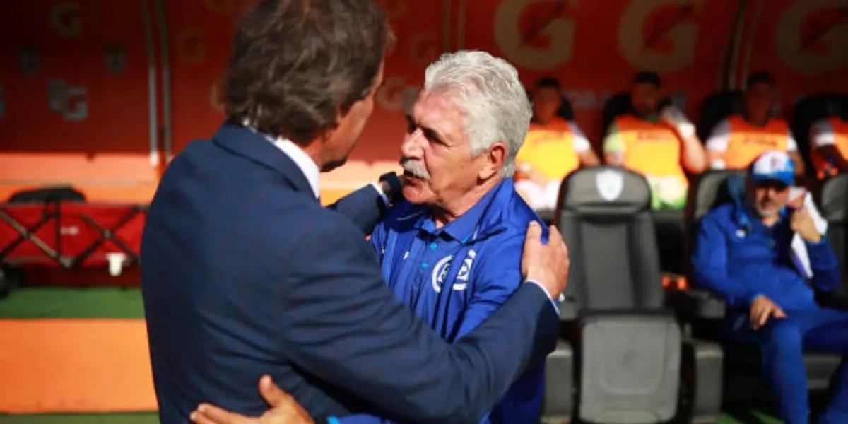 Guillermo Almada is exhibited by Ricardo Ferretti in his own stadium and with Cruz Azul