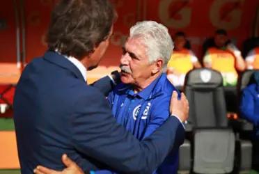 Guillermo Almada is exhibited by Ricardo Ferretti in his own stadium and with Cruz Azul