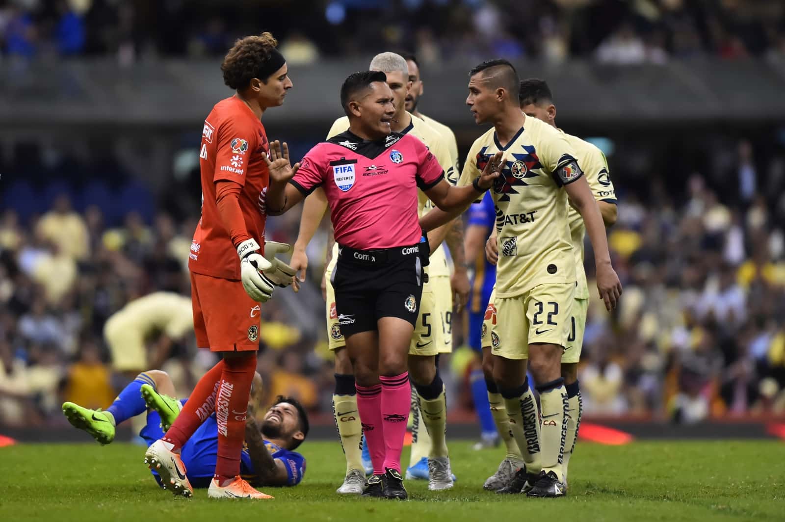 Guillermo Ochoa and Nahuel Guzman disputed who the best goalkeeper in Liga MX was and Ochoa taught him in a particular way because he believes he is.