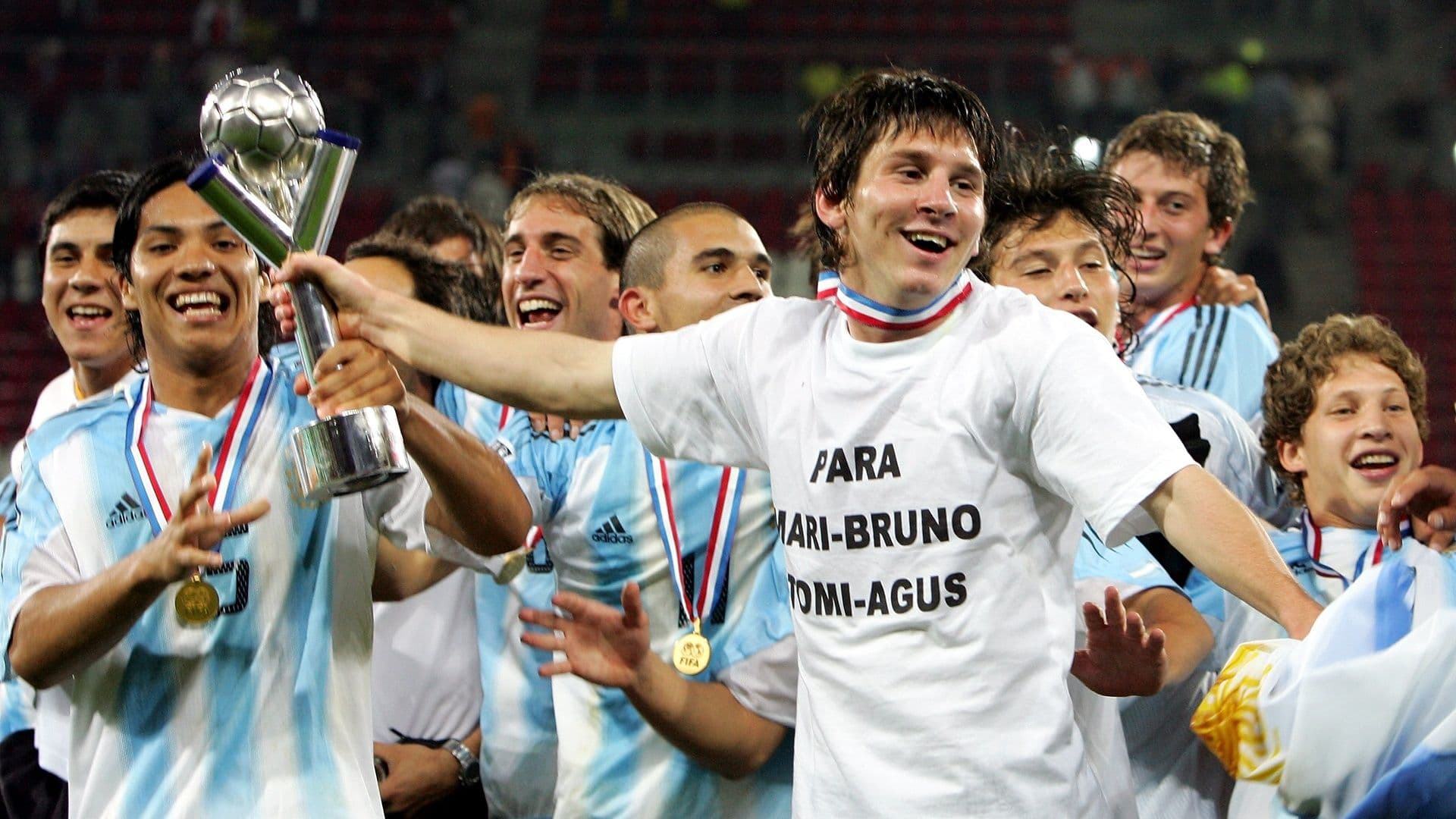 He can say that he was chosen over the best in the world, at 37 he is looking for a new club to continue his career.