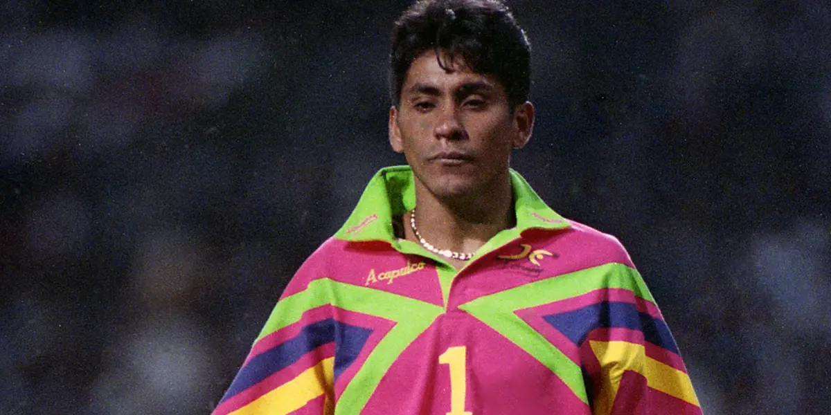 He debuted with Pumas as a striker although he was registered as a goalkeeper.