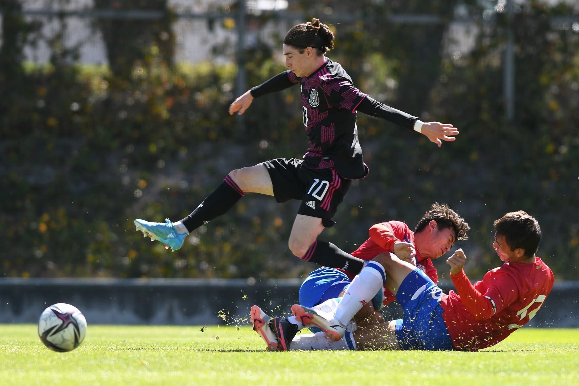 He debuted with the senior squad on a friendly match.