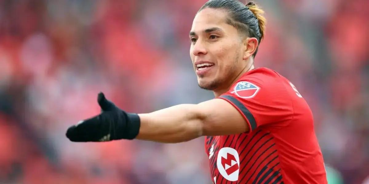 He engaged in a fight with Jorge Theiler during the Gold Cup.