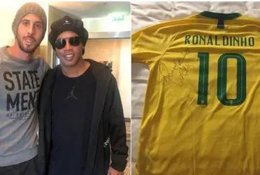 He is a star inside the pitch and outside of it: Ronaldinho helped a poor family from a little town in Argentina.