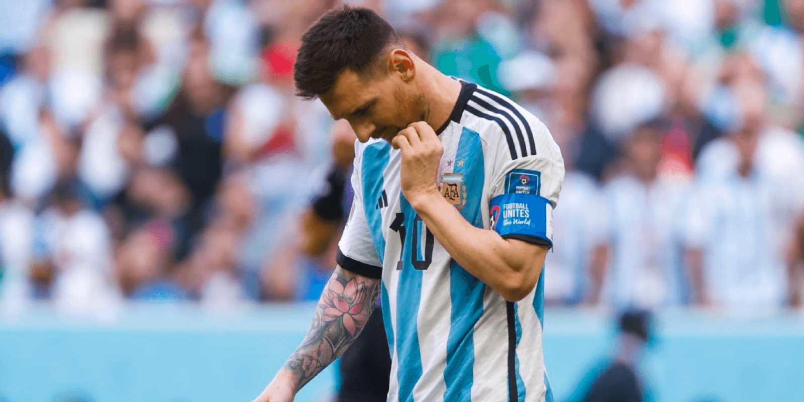 He was world champion, has not played a single game this season and his club is analyzing his departure.