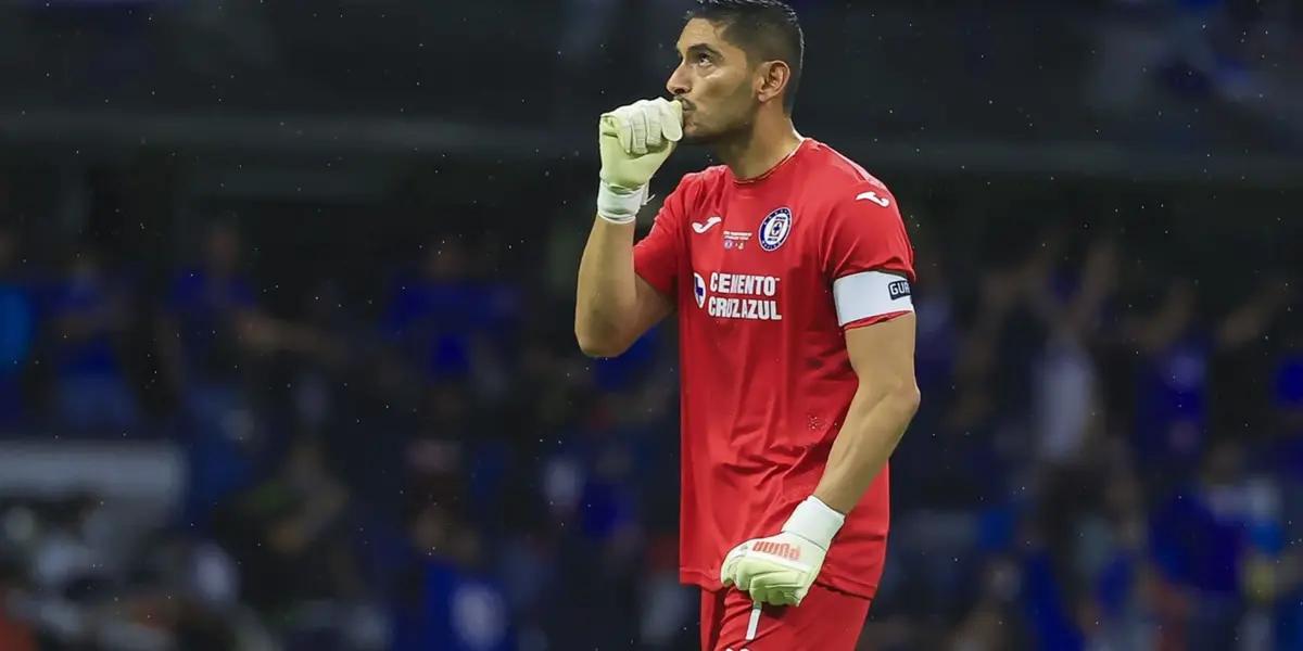 He would resign playing for El Tri to back up Guillermo Ochoa