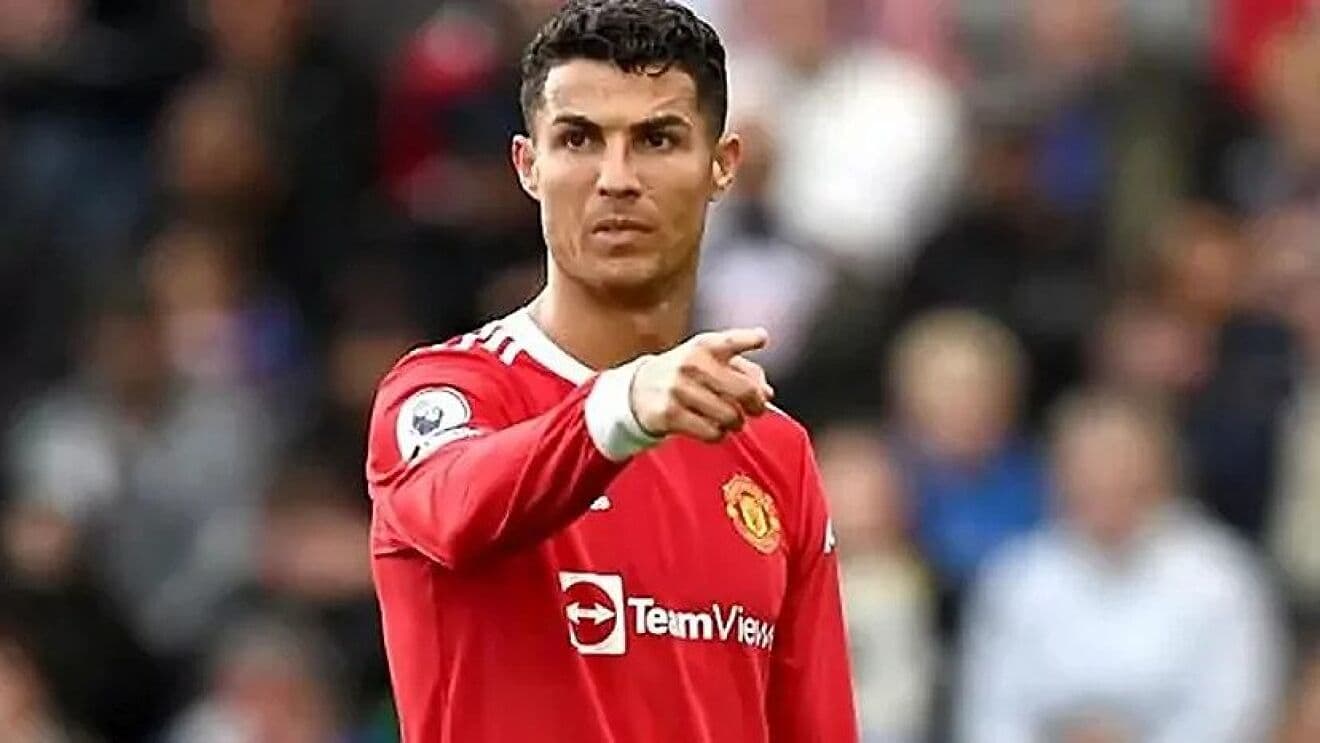 How does Cristiano Ronaldo compare to Stephen Curry, one of NBA's biggest stars in terms of jersey sales?