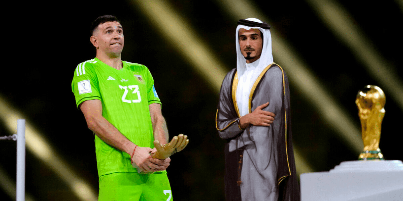 In Europe they are outraged by the celebration of the goalkeeper of the Argentine team and ask that the award be taken away