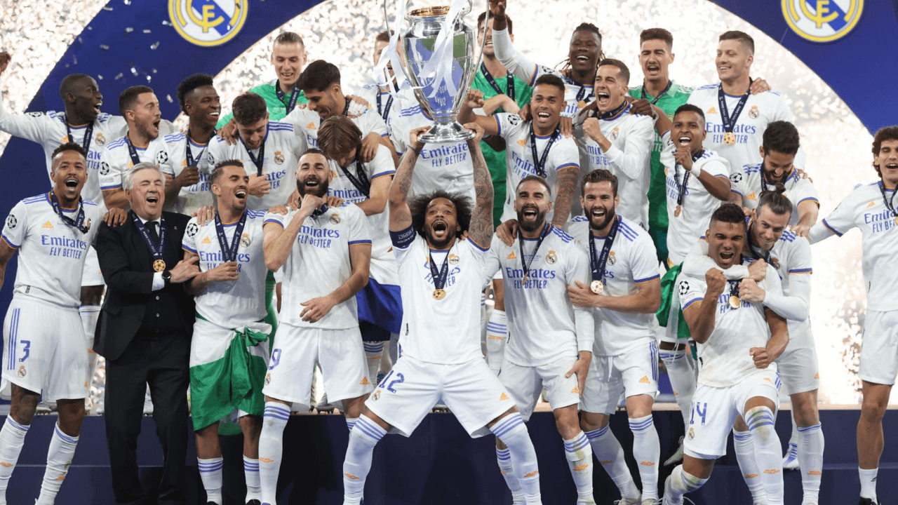 In a gesture of recognition of his greatness, the Real Madrid striker allowed his teammate to lift yet another title.