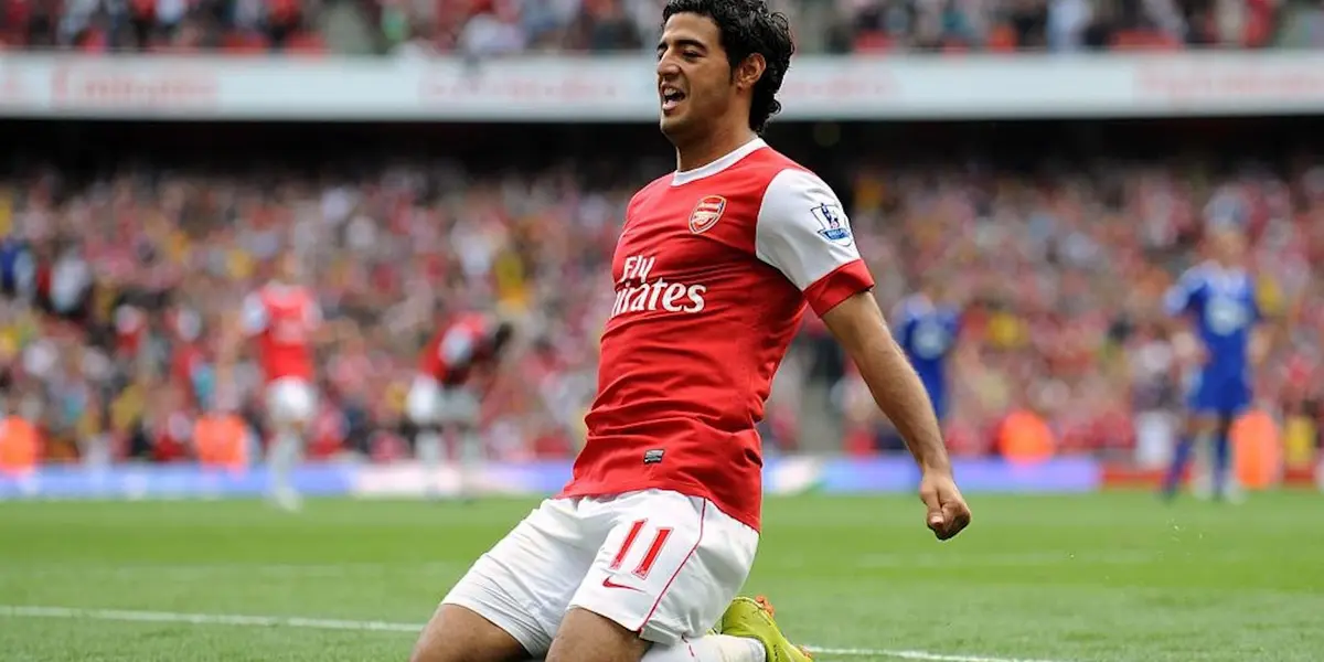 In November 2005, Arsenal of England signed Carlos Vela with a contract for 4 million euros and 5 seasons, which meant the beginning of the Aztec's path abroad.