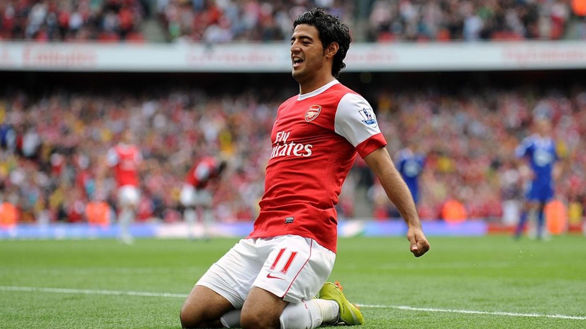 In November 2005, Arsenal of England signed Carlos Vela with a contract for 4 million euros and 5 seasons, which meant the beginning of the Aztec's path abroad.