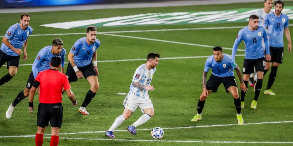 In the play prior to Argentina's 3-0, Lionel Messi caught the ball on the edge of the rival area and gathered seven Uruguayans, who not all together could beat him.