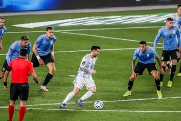 In the play prior to Argentina's 3-0, Lionel Messi caught the ball on the edge of the rival area and gathered seven Uruguayans, who not all together could beat him.