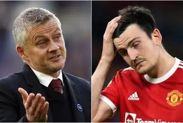 Is there a dressing room problem at Manchester United after the coach and captain disagree?