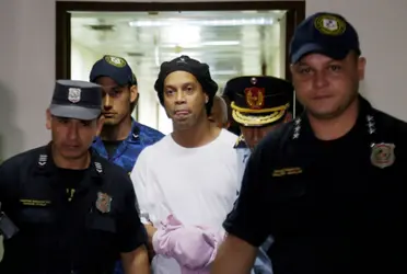 It comes out of one and into another. Once again, Ronaldinho involved in a legal case, which could trigger his prison in the case of not solving it. The cause of the problem, below.