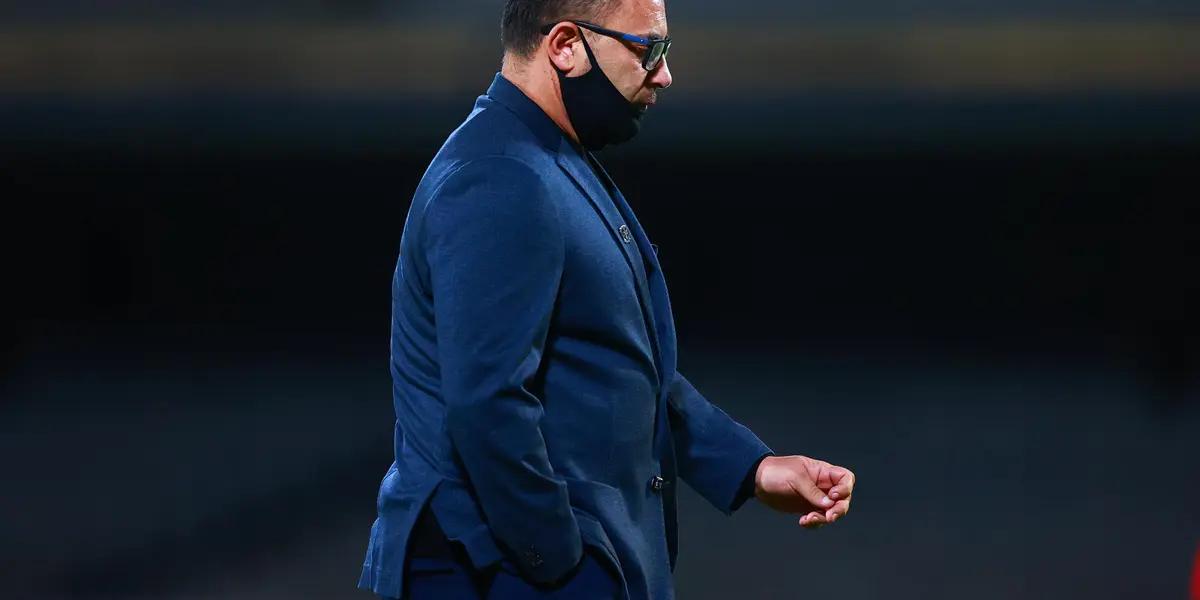 It seemed that everything was closed. The agreement between Antonio Mohamed and Chivas was already signed, and all that was left was to succeed Juan Manuel Vucetich, for the Argentine coach to take command of the Guadalajara team. However, the story took an unexpected turn, and the pass is currently down.