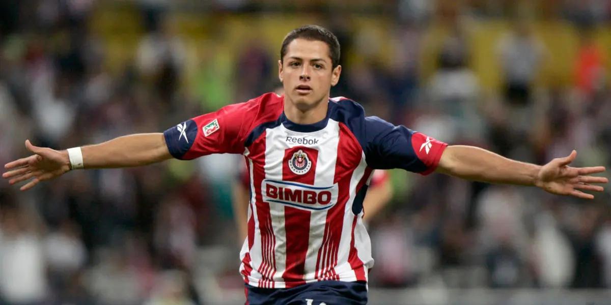 Javier Hernández wearing the Chivas jersey. (Source: Yahoo Noticias)