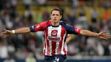 Javier Hernández wearing the Chivas jersey. (Source: Yahoo Noticias)