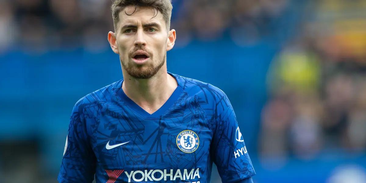 Jorginho is, without a doubt, one of the stars of world football, and today he established himself by converting, in a majestic and particular way, the last penalty of the Italian National Team, to achieve his pass to the final of the Euro Cup. However, in his love life he does not do as well as on the court.