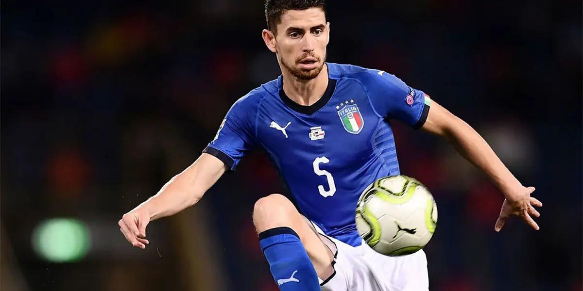 Jorginho is, without a doubt, one of the stars of world football, and today he established himself by converting, in a majestic and particular way, the last penalty of the Italian National Team, to achieve his pass to the final of the Euro Cup. However, in his love life he does not do as well as on the court.