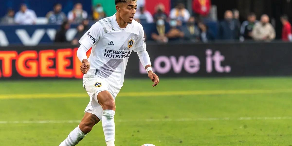 Julián Araujo plays for the LA Galaxy and has had a high level that draws attention