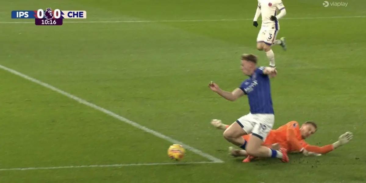 Just at the beginning of the match, the controversy was sparked by a controversial penalty against the blue team that ended in a goal