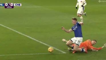 Just at the beginning of the match, the controversy was sparked by a controversial penalty against the blue team that ended in a goal