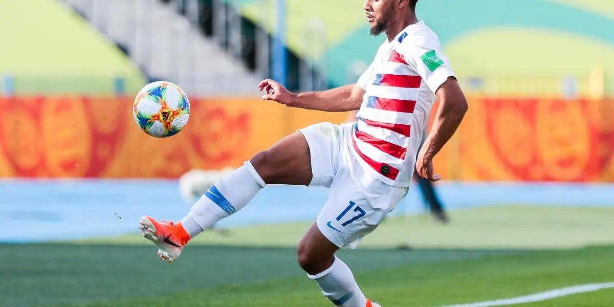 Konrad de la Fuente is the first US-born footballer to play in Barcelona. His debut was on September 12th, in a friendly game against Club Gimnàstic de Tarragona .