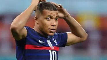 Kylian Mbappé during a game with the French National team jersey.