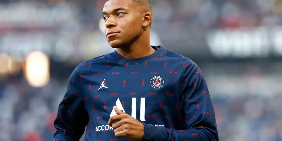 Kylian Mbappe is et to stay at the Parc des Princes this season with the board of PSG ready to take a big gamble. They might lose him for free next season but PSG Sporting Director, Leonardo has informed Mbappe and his teammates that the Frenchman is staying this season.