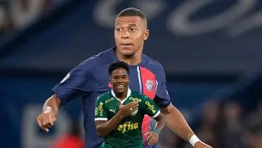 Kylian Mbappé looks to his right while wearing a PSG jersey and Endrick pats on the Palmeiras badge.
