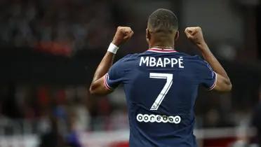 Kylian Mbappé with the PSG jersey