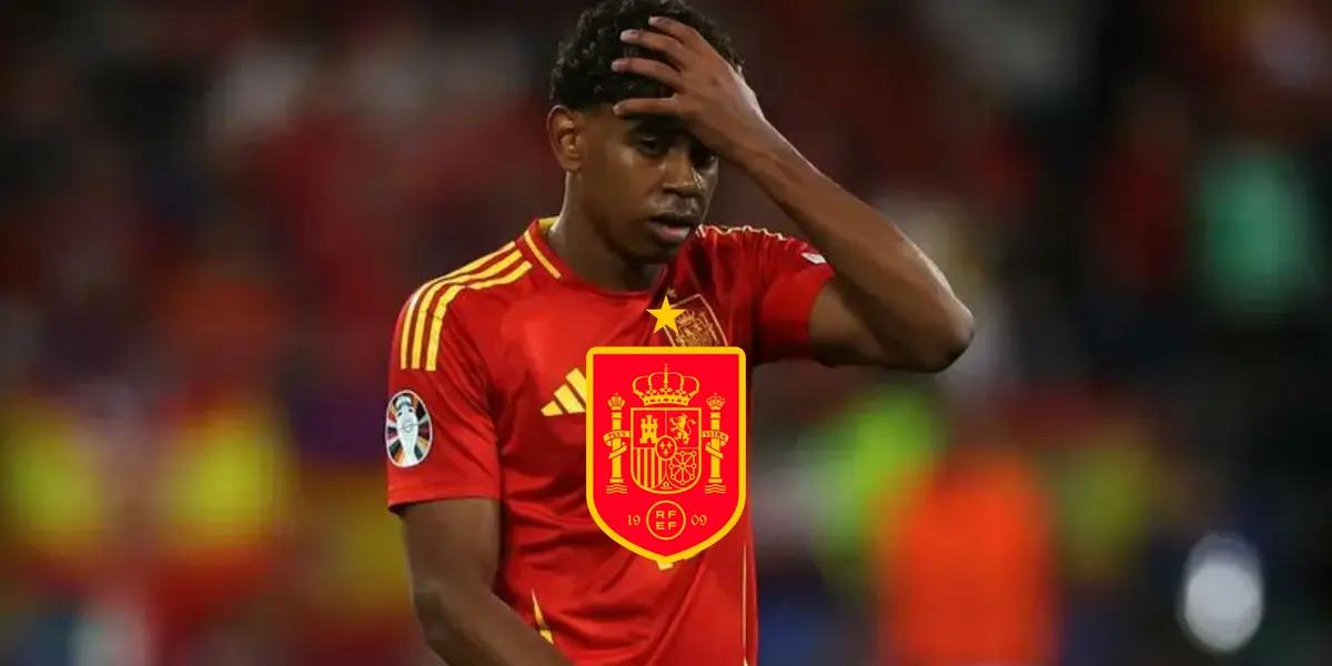 Lamine Yamal looks upset and puts his hand on his head as he wears the Spain jersey; the Spanish national team badge is in the middle. (Source: TUDN Mex X)