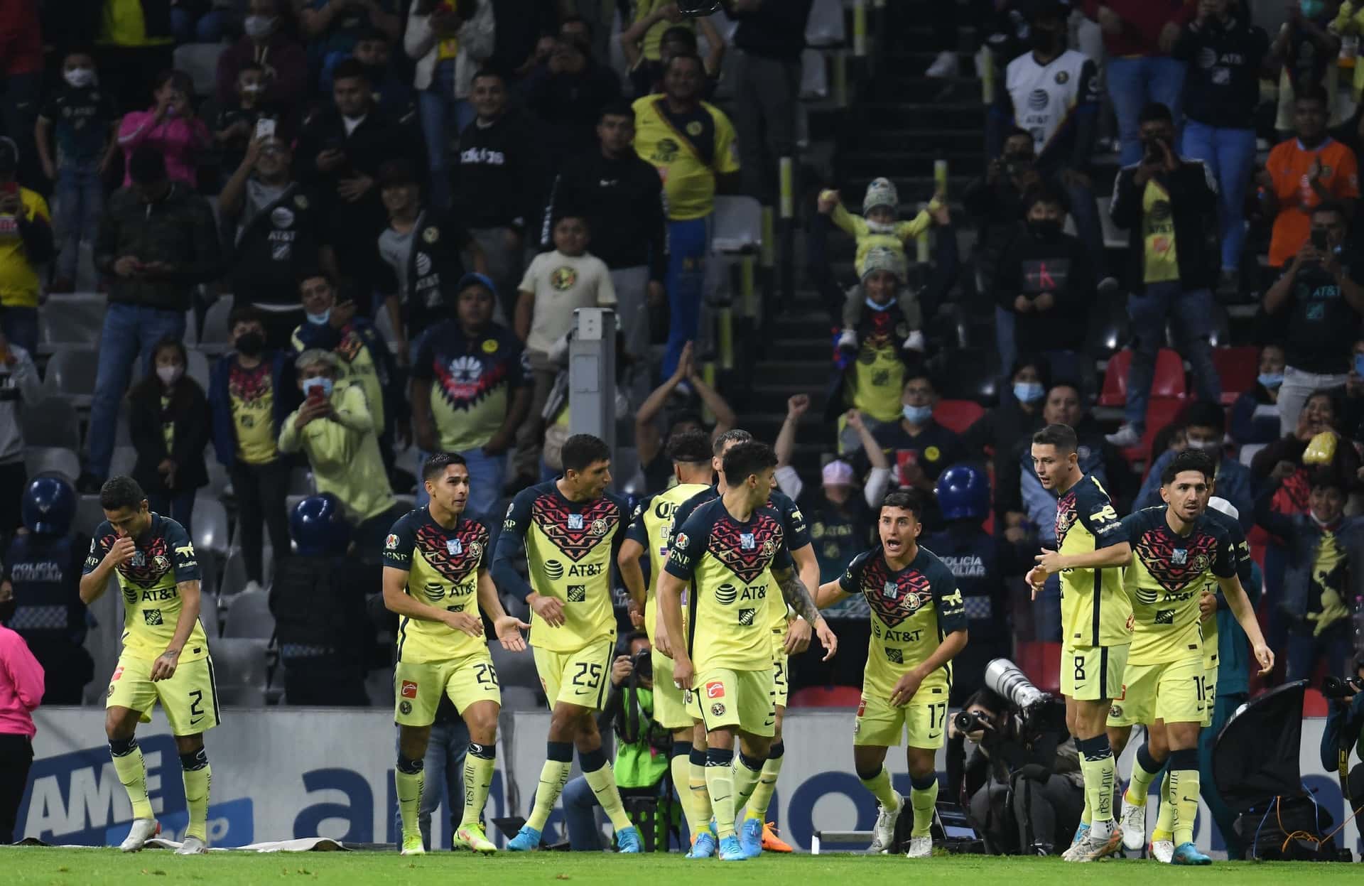 Las Águilas will clean the locker room.