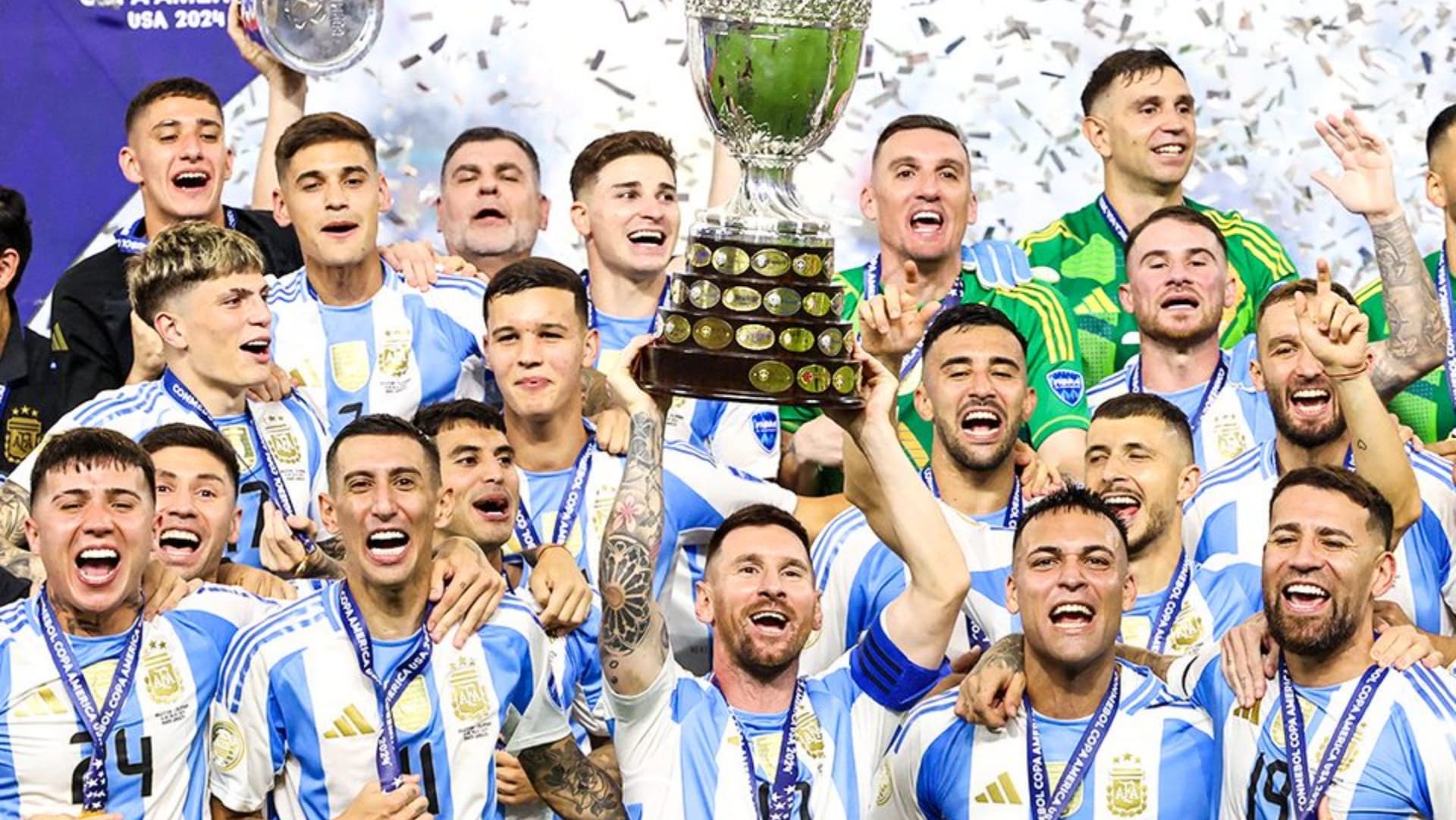 Lionel Messi and the rest of the Argentina national team celebrate with the Copa America trophy together. (Source: Messi Xtra X)