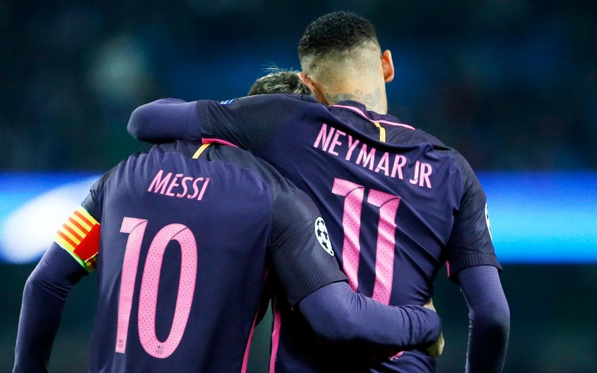 Lionel Messi arrives at PSG and everyone wants to know which shirt he will wear. Will it be the 10 that his friend Neymar wears today or will he go back to the 30 of his beginnings?