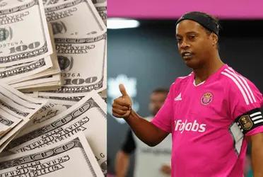 Lionel Messi is bound to move teams, meanwhile, Ronaldinho is happy in the Twitch football league.