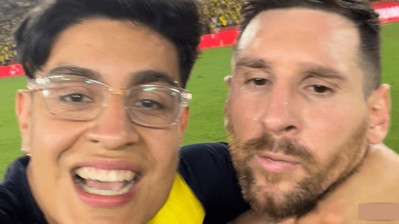 Lionel Messi looks uncomfortable in the picture.