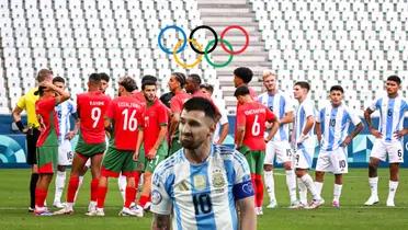 Lionel Messi looks upset with the Argentina jersey while the Morocco and Argentina players are on the pitch with no fans. (Source: BR Football)