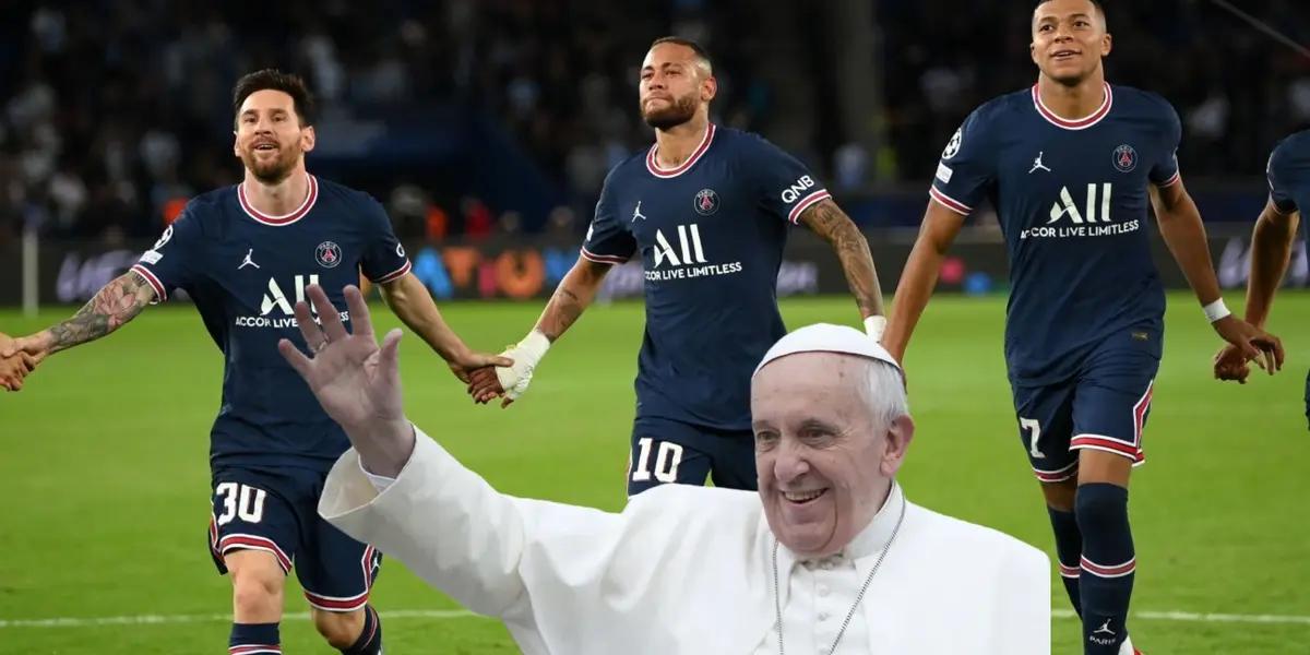 Lionel Messi, Neymar, and Kylian Mbappé hold hands while wearing the PSG kits and the Pope waves with a smile.