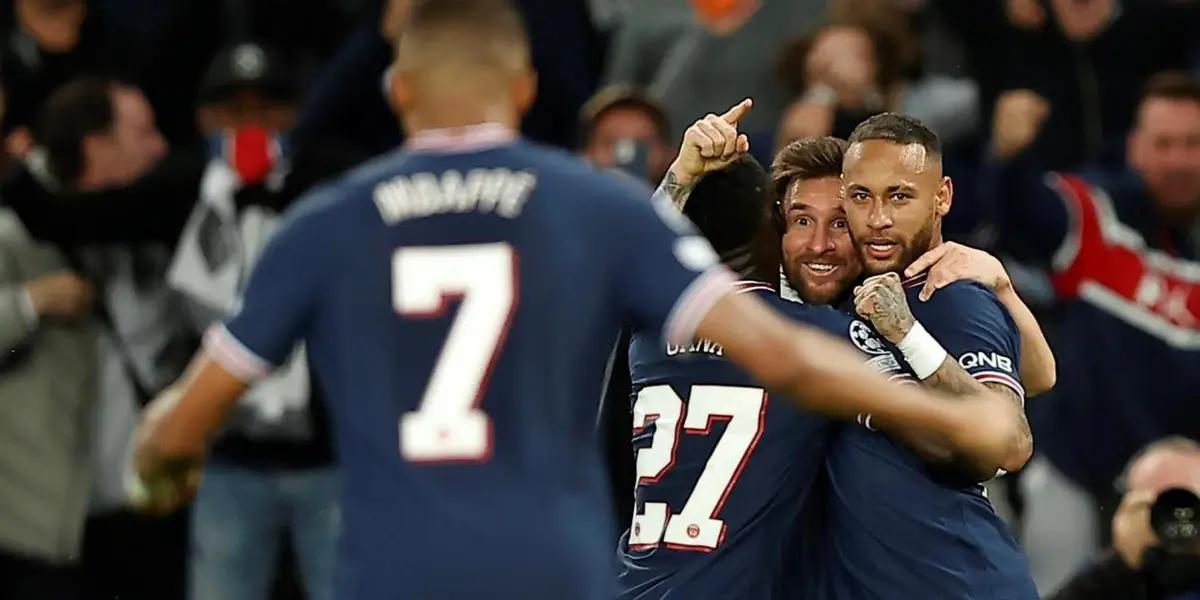 Lionel Messi scored his first goal in a PSG jersey in the 2-0 win over Guardiola's side. Very supportive with his colleagues, he showed that he is there to contribute, and he does not feel more than any of them. An example of this, he threw himself behind the barrier on a free kick.